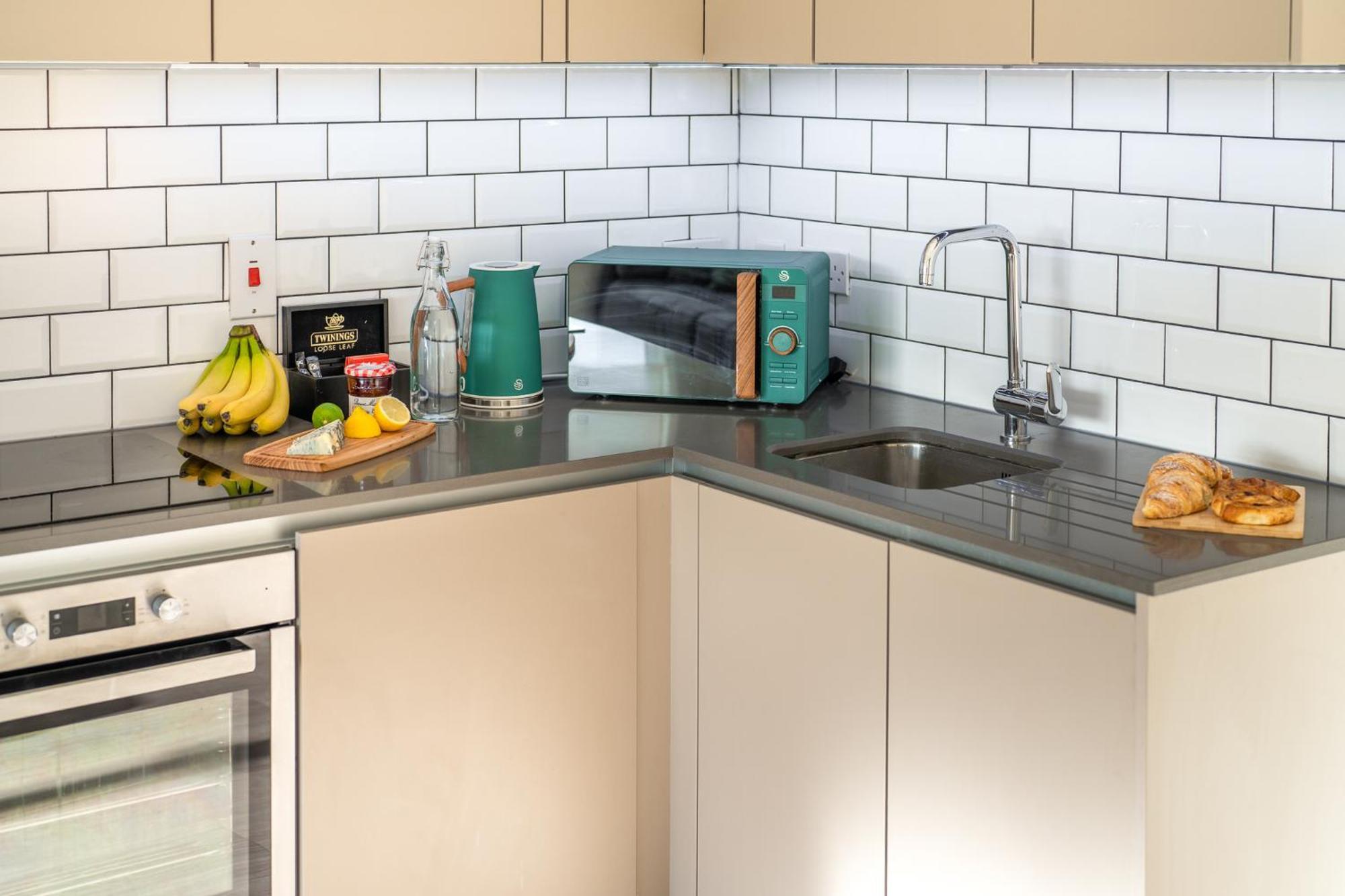 Luxury 1 Bedroom Serviced Apartment With Roof Terrace & Gym Stevenage Exterior foto