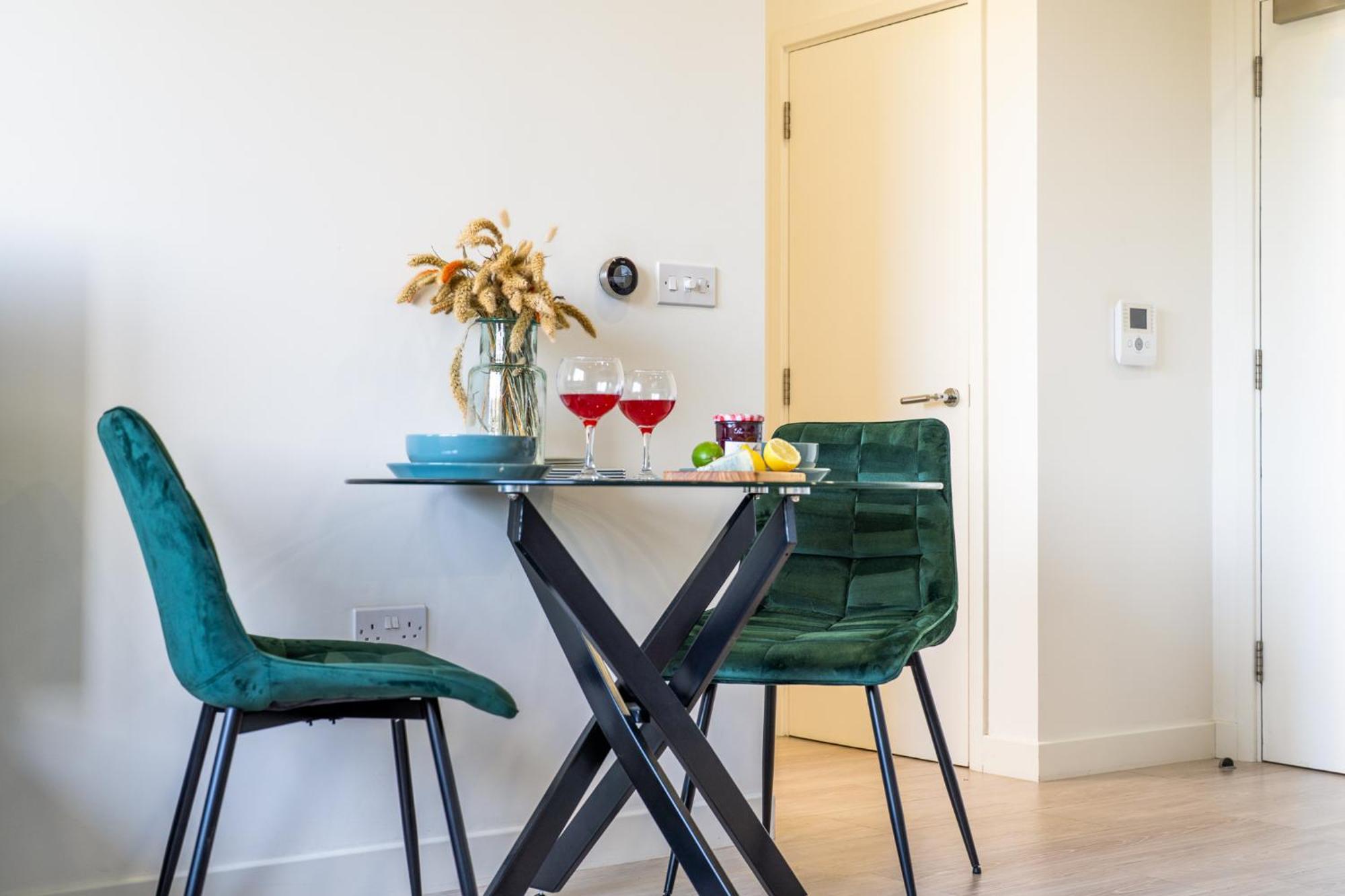 Luxury 1 Bedroom Serviced Apartment With Roof Terrace & Gym Stevenage Exterior foto