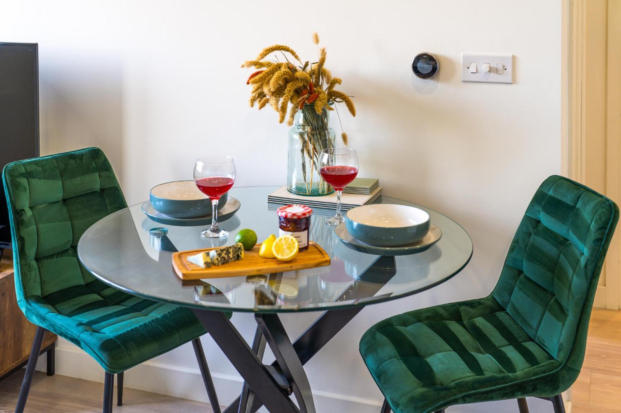 Luxury 1 Bedroom Serviced Apartment With Roof Terrace & Gym Stevenage Exterior foto