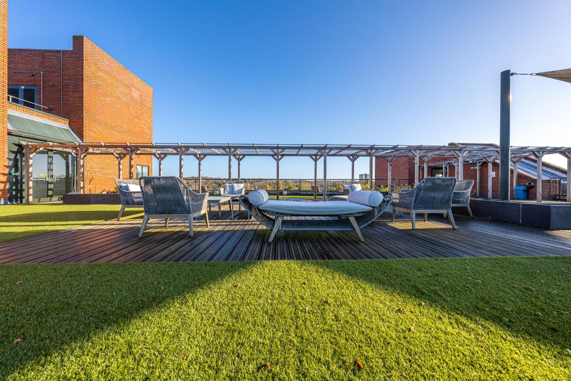 Luxury 1 Bedroom Serviced Apartment With Roof Terrace & Gym Stevenage Exterior foto